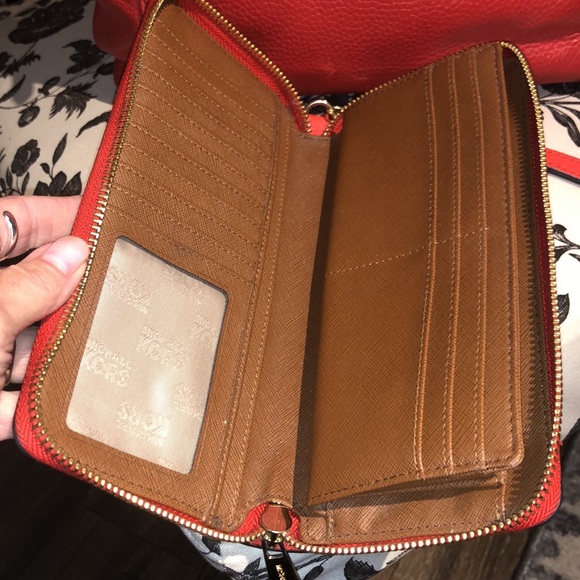 Michael Kors tote and wallet - Picture 3 of 10